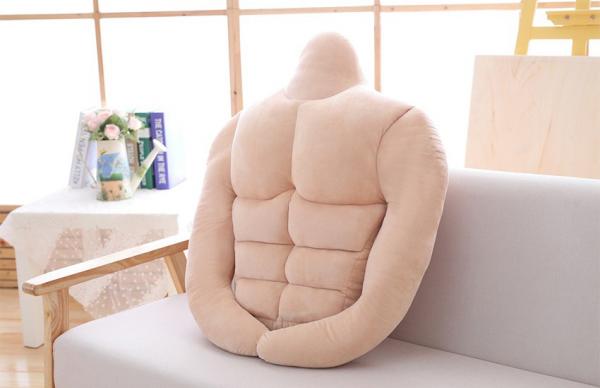 韓國網店推「六舊腹肌男友」抱枕 隨時隨地抱著「男友」！