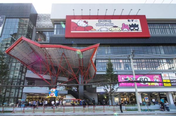 Donki Mall Thonglor 相信港人對這座新地標絕不陌生，因為它就是在日本有160多間分店、 以價廉物美聞名的生活雜貨店 - 激安之殿堂！樓高5層的商場佔地28,000多平方米，有30多間
