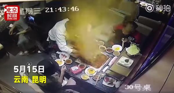 中國海底撈食客跌打火機進火鍋突然爆炸 女侍應幫手撈遭紅油熱湯噴臉