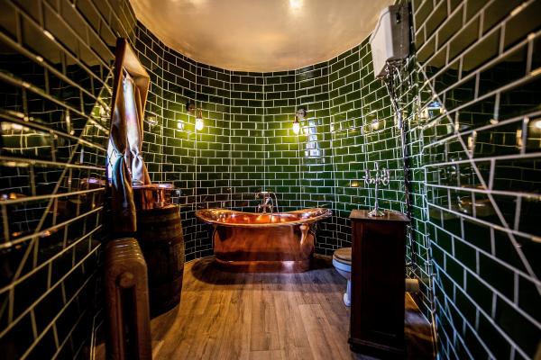 典雅的銅製缸及洗手盆帶有歐式復古的感覺。浴