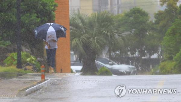 韓國各地下起強烈大風雨 濟州發出暴雨警報 航班受影響！