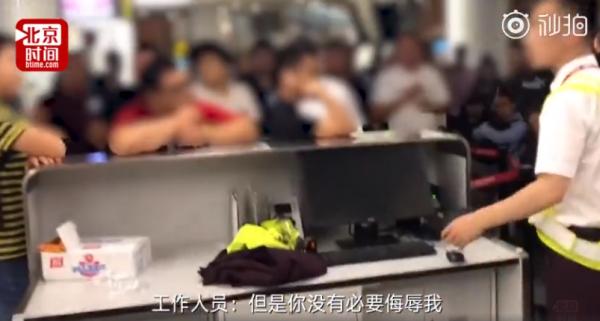 天氣問題航班延誤7個多小時 中國旅客發脾氣要求工作人員跪下道歉