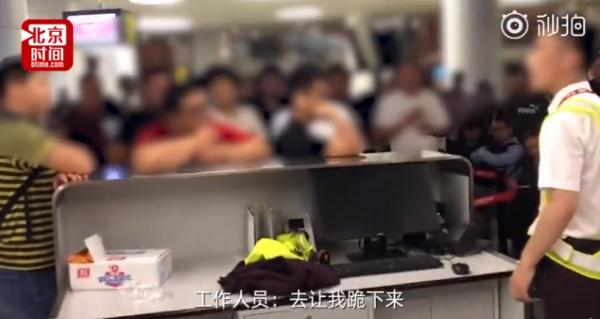 天氣問題航班延誤7個多小時 中國旅客發脾氣要求工作人員跪下道歉