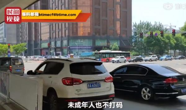 中國衝紅燈超嚴罰則 交通燈螢幕放違規者大頭相