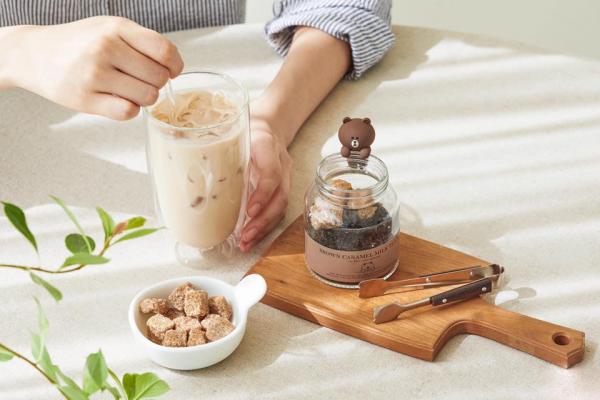 韓國咖啡店聯乘LINE FRIENDS 熊大DIY奶茶套裝！