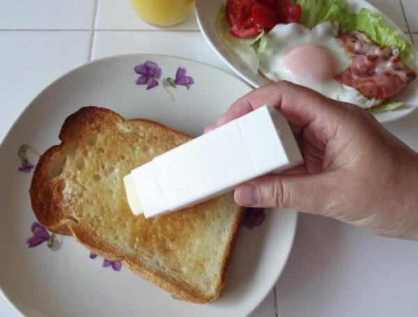 日本推早餐懶人恩物牛油筆 扭出牛油均勻搽麵包超方便