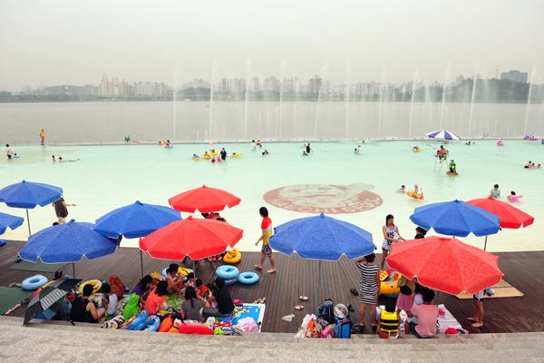 首爾漢江公園戶外泳池即將開放 城市中心的避暑勝地！