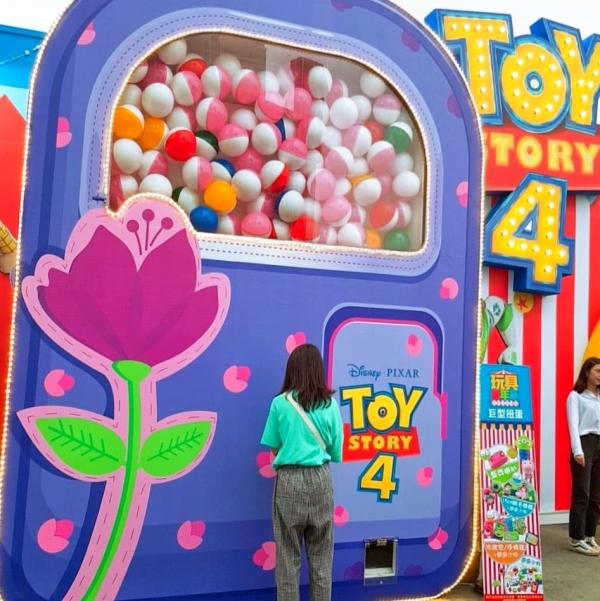 台灣Toy Story期間限定店！ 3.9米巨型扭蛋機+電影主題影相位