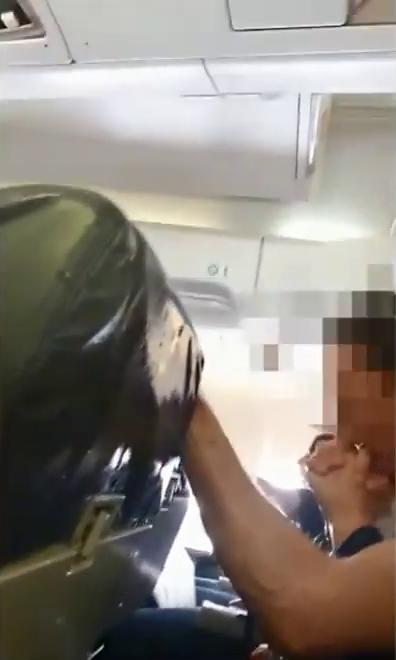 保加利亞航班遇恐怖氣流 空姐連人帶車拋起 熱飲灑滿乘客身