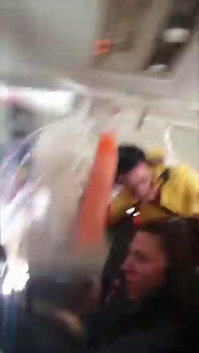 保加利亞航班遇恐怖氣流 空姐連人帶車拋起 熱飲灑滿乘客身