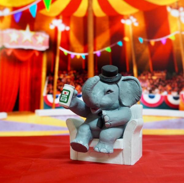 大象在馬戲團表演一整天後，終於可以躺在梳化喝杯啤酒休息。