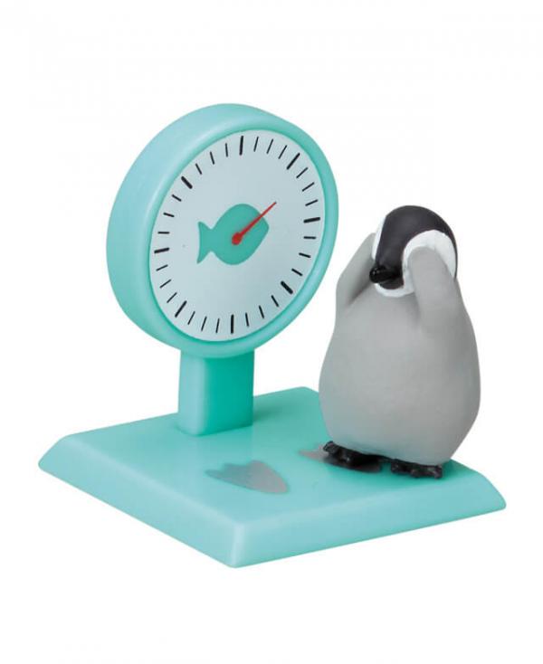 日本推出「企鵝健康檢查」系列扭蛋 萌企鵝排隊度高磅重、做視力測驗！