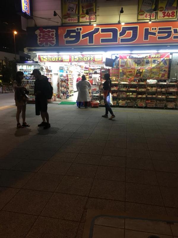 大阪藥妝店外呆等女友瘋狂購物 網民拍下無奈一刻：同是天涯淪落人！