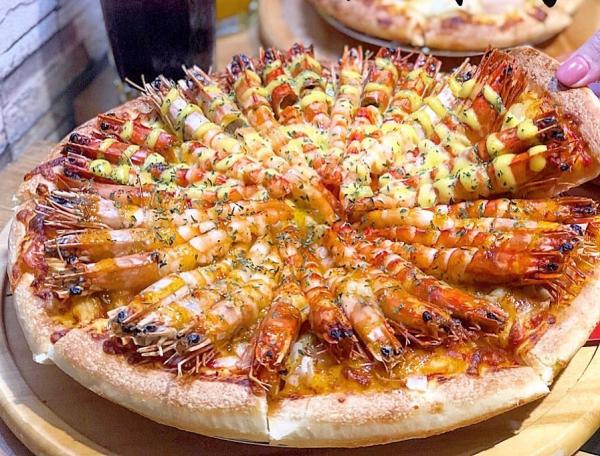 浮誇蝦海！台灣32隻蝦霸氣鋪滿Pizza 
