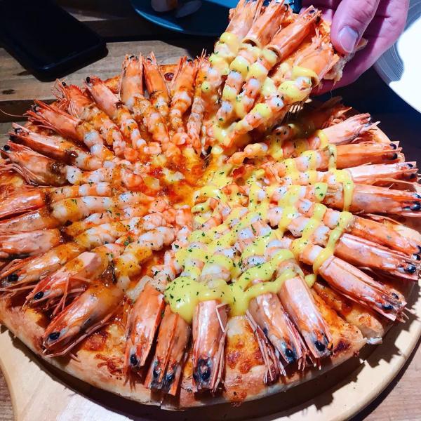 浮誇蝦海！台灣32隻蝦霸氣鋪滿Pizza 
