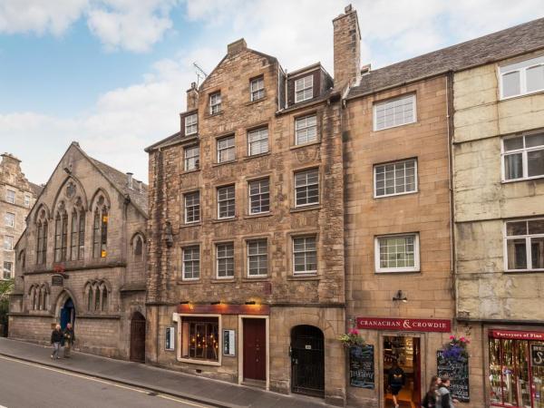 位於蘇格蘭愛丁堡市中心的民宿Canongate Luxury Apartment連外牆都充滿英倫復古風。