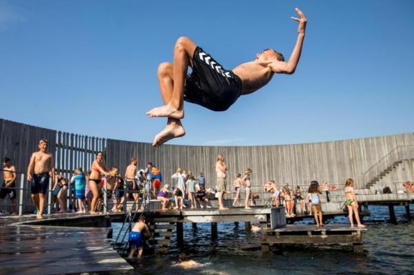丹麥男孩急不及待跳進哥本哈根的泳池。