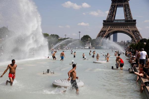 不少市民及遊客難抵嚴暑，紛紛前往至法國巴黎艾菲爾鐵塔旁的特羅卡德羅噴泉嬉水。