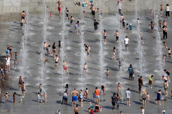法國巴黎安德烈雪鐵龍公園的噴泉亦是一家大細消暑熱點。