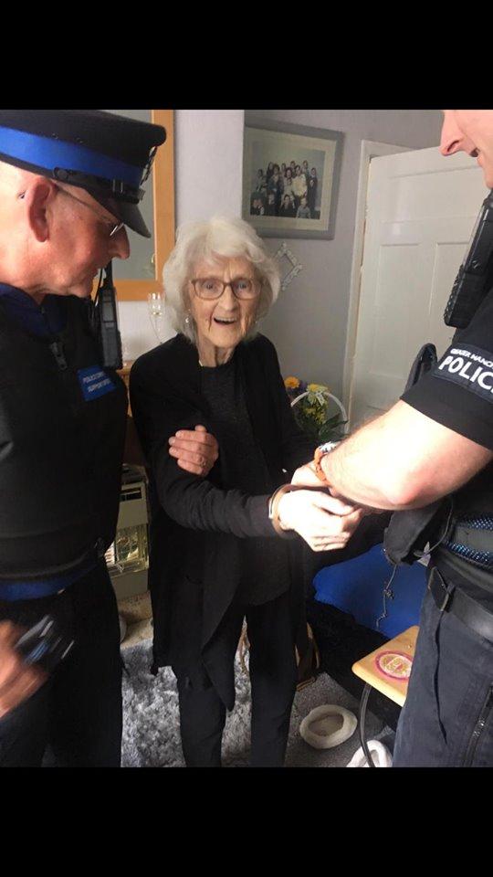 畢生守法想體驗被捕滋味 英國警察幫助九旬婆婆達成心願