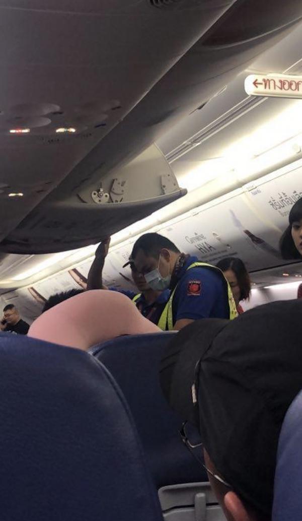 飛機滑行時中國旅客突然打開逃生門 涉事旅客被警方帶走：我不知道