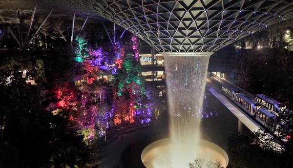 新加坡樟宜機場加入teamLab裝置 機場變成幻燈森林！