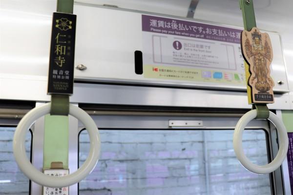 京都嵐電推千手觀音主題列車 貼觀音菩薩壁畫車頂垂金色千手