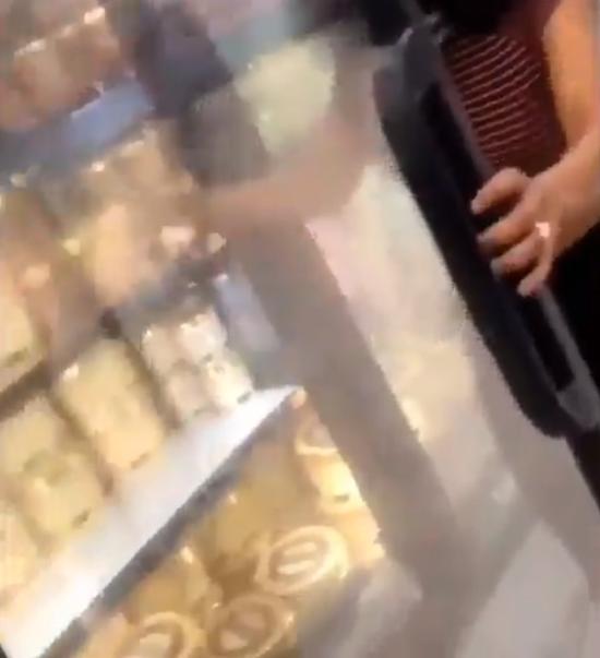 外國女行超市打開雪糕偷舔後放返雪櫃 網民轟行為無品嘔心：報警逮捕她！