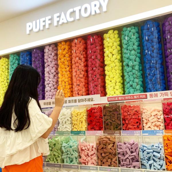 韓國網上大熱自助夾「美妝蛋」專賣店 超美彩虹粉撲牆！