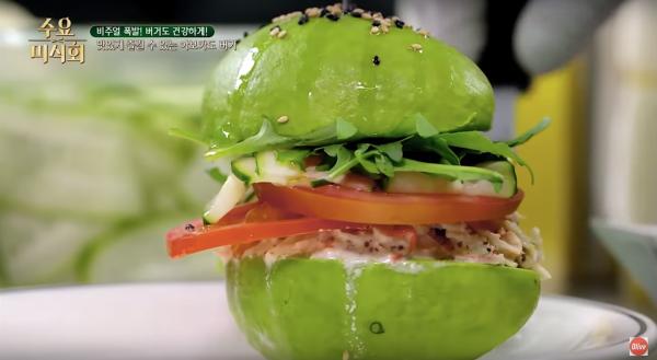 首爾江南超人氣漢堡餐廳 超搶眼牛油果漢堡！