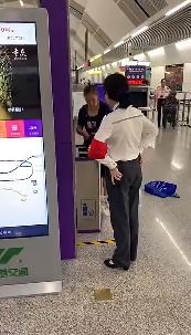 重慶地鐵禁帶活家禽進站 中國大媽為入閘當場殺雞