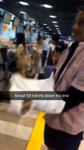 外國男登機發現行李超重出奇招 即場著15件衫上身成功避罰款