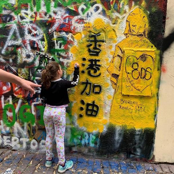 布拉格連儂牆現香港塗鴉 畫黃衣人背影大字寫香港加油