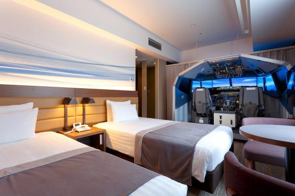 旅客亦可入住高級駕駛艙客房(Superior Cockpit Room)，費用為每晚25,300日圓(約為1,830港元)，屆時將播放飛行時的景色，但駕駛艙就變成只可遠觀，中間會有透明樹脂板阻隔，入住