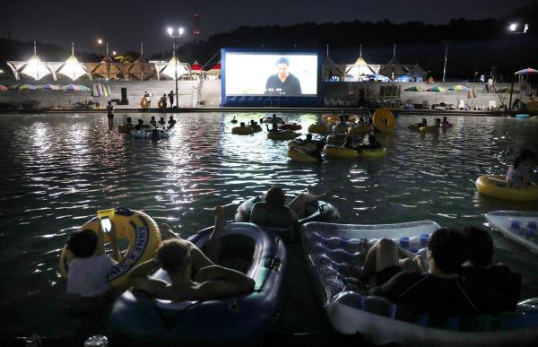 首爾漢江水上電影院即將開幕 漢江上躺著浮床看電影！