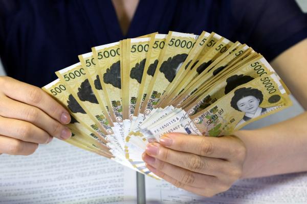 韓國女誤放55萬圜進碎紙機 2個月成功復原11張紙幣！