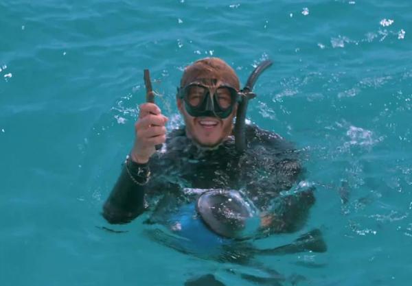 澳洲潛水員海底遇魔鬼魚求救 主動接近展示眼下魚勾信任人類幫忙