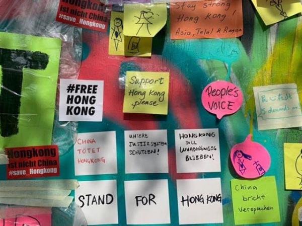 德國柏林圍牆遺址見香港塗鴉 貼Memo紙再現連儂牆風景：香港加油