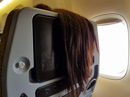 搭飛機遇前座乘客撥長髮遮螢幕 網民轟行為無品：想要把剪刀