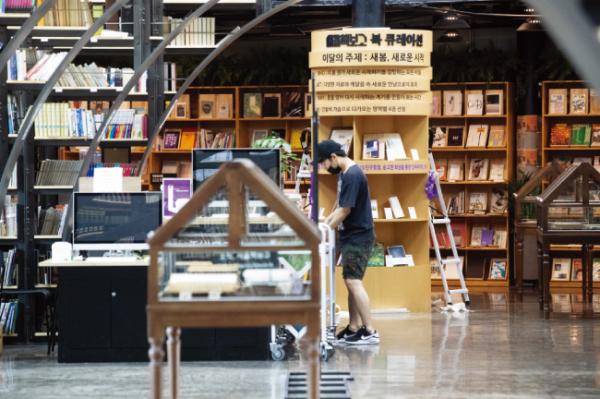 首爾書店成人氣韓劇取景地 復古書架隧道超吸睛！