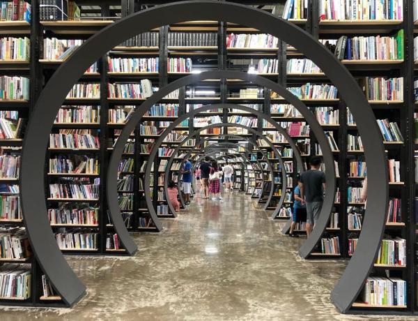 首爾書店成人氣韓劇取景地 復古書架隧道超吸睛！