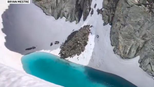 阿爾卑斯山融雪現藍色湖泊 科學家警告這是危險的徵兆！