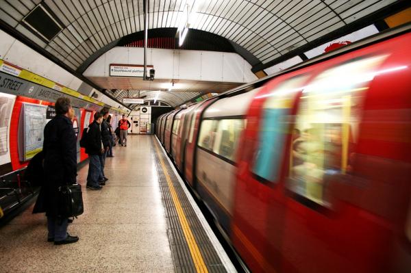倫敦市長Sadiq Khan表示這對每年有數百萬使用地鐵的市民而言是重要的一步。預計整項工程需要鋪設約2,000公里長的電纜，地鐵工程師將於深夜輪班工作，以減少對乘客的影響。