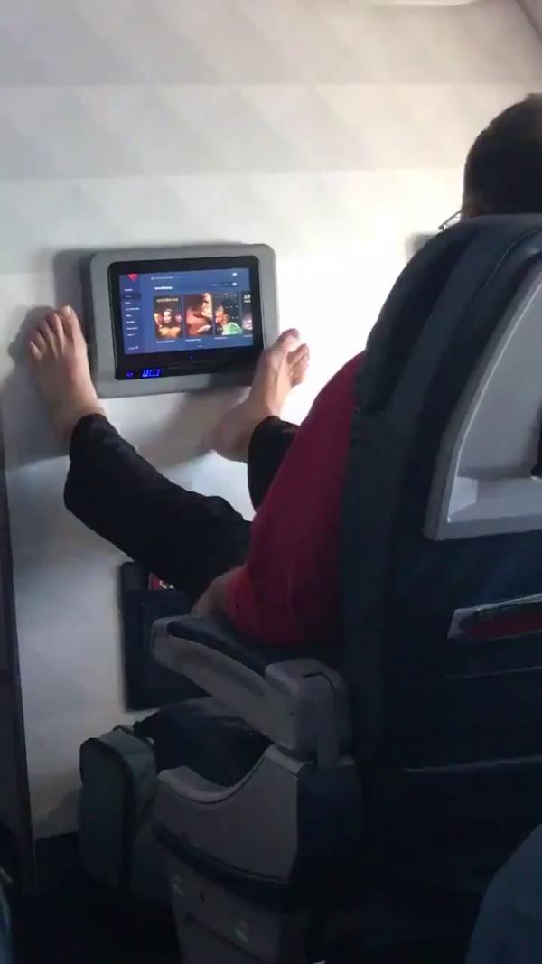 網上瘋傳機艙乘客脫鞋赤腳按螢幕 網民﹕以後先消毒才敢碰螢幕！
