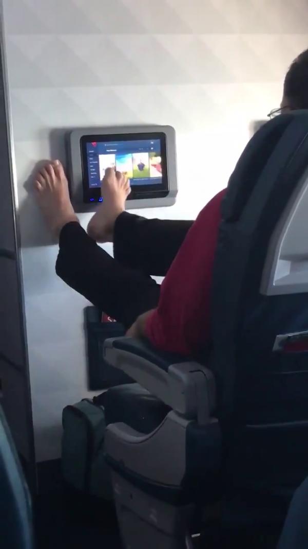 網上瘋傳機艙乘客脫鞋赤腳按螢幕 網民﹕以後先消毒才敢碰螢幕！