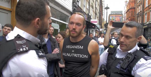 於倫敦素食市場公然生吃松鼠肉被控公眾妨擾 兩男子最後被輕判罰款毋須入獄