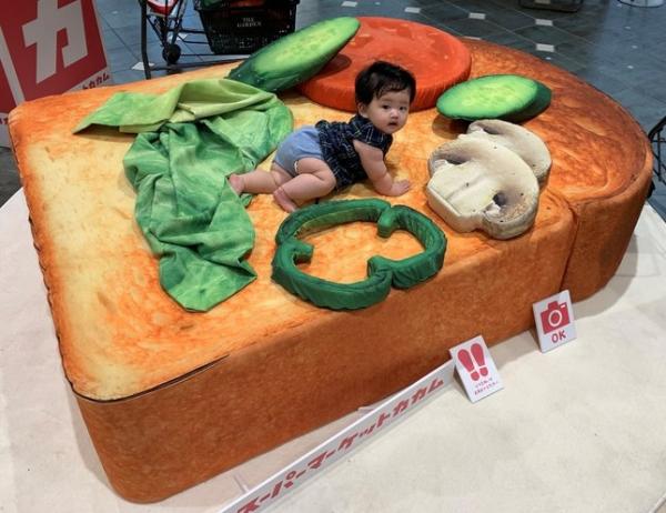 日本百貨設巨型多士床墊