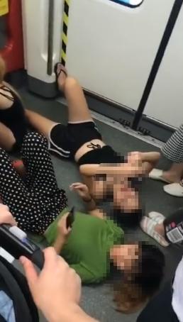 中國女子橫躺地鐵車廂地板玩電話 不聽職員勸阻自稱身體不適