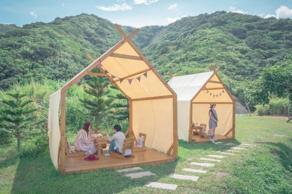 三角木屋帳篷有4個座位，最適合與三五知己一邊看風景一邊聊天。