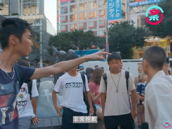 香港YouTuber進行日本街訪 中國旅客2度搶咪示不文手勢：馬上停止